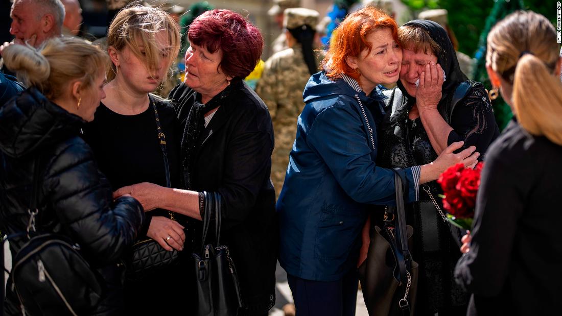 Grieving relatives attend the funeral of Pankratov Oleksandr, a Ukrainian military serviceman, in Lviv, 우크라이나, 오월에 14.