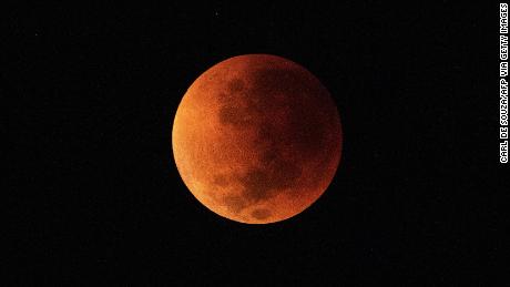 TOPSHOT - The blood moon is seen during a total lunar eclipse in Rio de Janeiro on May 16, 2022. (Photo by CARL DE SOUZA / AFP) (Photo by CARL DE SOUZA/AFP via Getty Images)