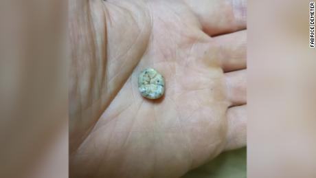 This tooth belong to a young woman who lived more than 130,000 数年前.