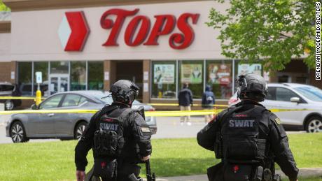Members of the Buffalo Police department work at the scene of a shooting at a Tops supermarket in Buffalo, Nueva York.