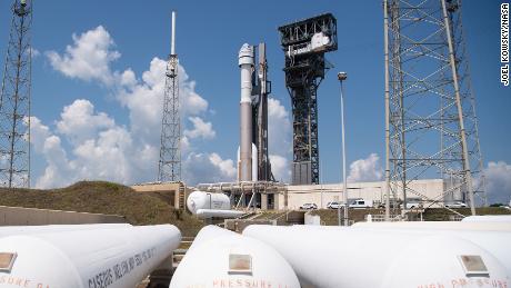 A United Launch Alliance Atlas V rocket with Boeing&#39;s CST-100 Starliner spacecraft aboard is seen after being rolled out of the Vertical Integration Facility to the launch pad at Space Launch Complex 41 ahead of the Orbital Flight Test-2 (OFT-2) 사명, 수요일, 할 수있다 18, 2022 at Cape Canaveral Space Force Station in Florida. 