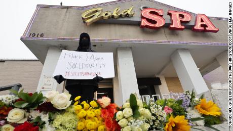 Kat Bagger shows her support for the Asian community as she stands in front of Gold Spa, one of three locations where deadly shootings happened at three day spas, in Atlanta, Georgië, op Maart 17, 2021.