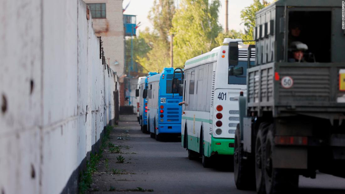 Buses with Ukrainian servicemen &lt;a href =&quot;https://edition.cnn.com/2022/05/16/europe/azovstal-siege-halt-mariupol-intl/index.html&quot; target =&quot;_空欄&amquotot;&gt;evacuated from the Azovstal steel plant&alt;lt;/A&gt; wait near a prison in Olyonivka on May 17. The steel plant was the last holdout in Mariupol, a city that had become a symbol of Ukrainian resistance under relentless Russian bombardment.