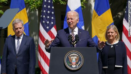Biden says Finland and Sweden have &#39;满的, 总, complete backing&#39; of US as they seek to join NATO