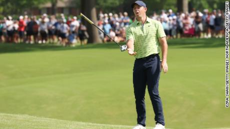 McIlroy reacts to a putt on the 17th green during the first round of the 2022 PGAチャンピオンシップ.