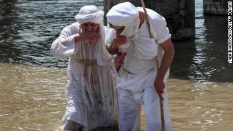 Sabean worshippers, followers of a pre-Christian religion which considers the prophet Abraham as one of the founders of its faith, take part in a cleansing ritual, として知られている &quot;Golden Cleansing,&quot; along the banks of the Great Zab river in the Kurdish town of Khabat, in northern Iraq on May 18. 