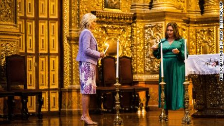 First lady Jill Biden and the first lady of Ecuador Maria de Lourdes Alcivar de Lasso light candles at the Church of the Society of Jesus in Quito, エクアドル, 金曜日, 五月 20, 2022. 