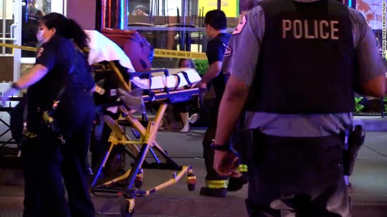 'Personal conflict' between groups preceded shooting that left 2 muerto, 7 herido, La policía de Chicago dice