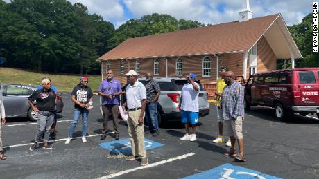 Elbert Solomon, センター, co-chair of the Spalding County Voting Project, leads the group in singing &quot;我々は克服しな�quot�ばならない&quot; before heading to the polls in Griffin, ジョージア, 土曜日, 五月 14.