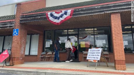Voters early vote on Saturday, 可能 14, in Spalding County, 佐治亚州.
