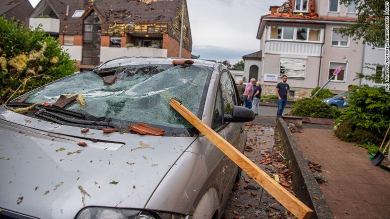 A tornado swept through Paderborn, ドイツ, and injured at least 30 人, 当局は言った