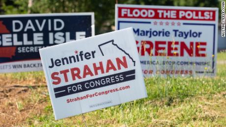 Campaign signs for Strahan, centrar, and Greene, derecho, are seen just outside of Rome in Silver Creek, Georgia, en mayo 12, 2022.