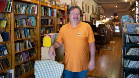Kenneth Studdard, 56, seen in his book store, says Strahan would represent &quot;the people as we are.&인용; 