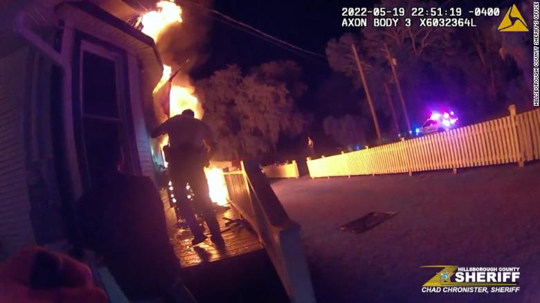 フロリダの代理人は、燃えている家の窓から彼を引っ張ることによって、9歳を救います