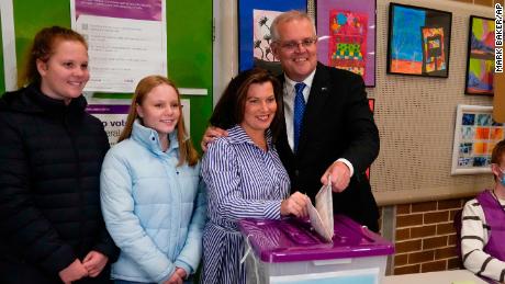 周六，澳大利亚总理斯科特·莫里森和他的妻子珍妮在悉尼的一个投票站投票。.