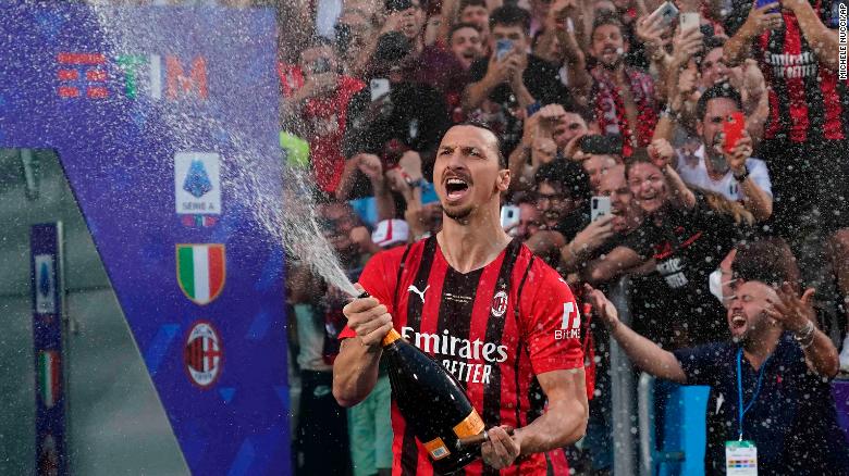 Zlatan Ibrahimović revels in AC Milan's first Serie A title in 11 años, dedicates trophy to Mino Raiola