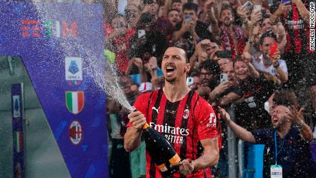 Zlatan Ibrahimović revels in AC Milan&#39;s first Serie A title in 11 年, トロフィーをミノ・ライオラに捧げる