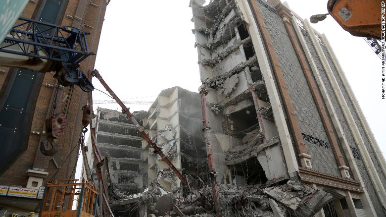 At least five killed after a building collapses in Iran, in partenza 80 people trapped