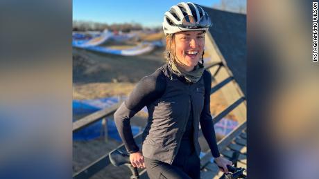 US Marshals are looking for a fugitive yoga teacher suspected of killing an elite cyclist. Qui&#39;s what the evidence shows