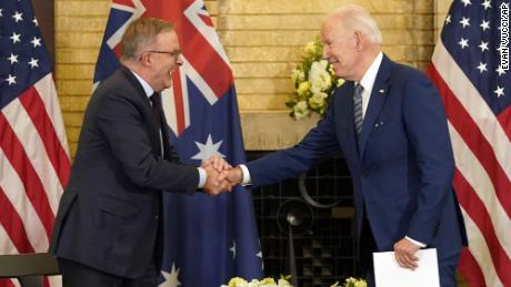 ジョー・バイデン大統領, 正しい, shakes hands with Australian Prime Minister Anthony Albanese during the Quad summit  in Tokyo.