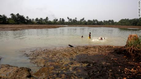 Oil Pollution in Goi, in Ogoniland, Niger Delta area of Nigeria, 2020. 写真: George Osodi