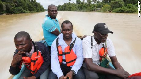 Chima Williams (中央) and colleagues visit an oil-polluted area in Ikebiri Southern Ijaw, an area of the Niger Delta (照片: George Osodi)