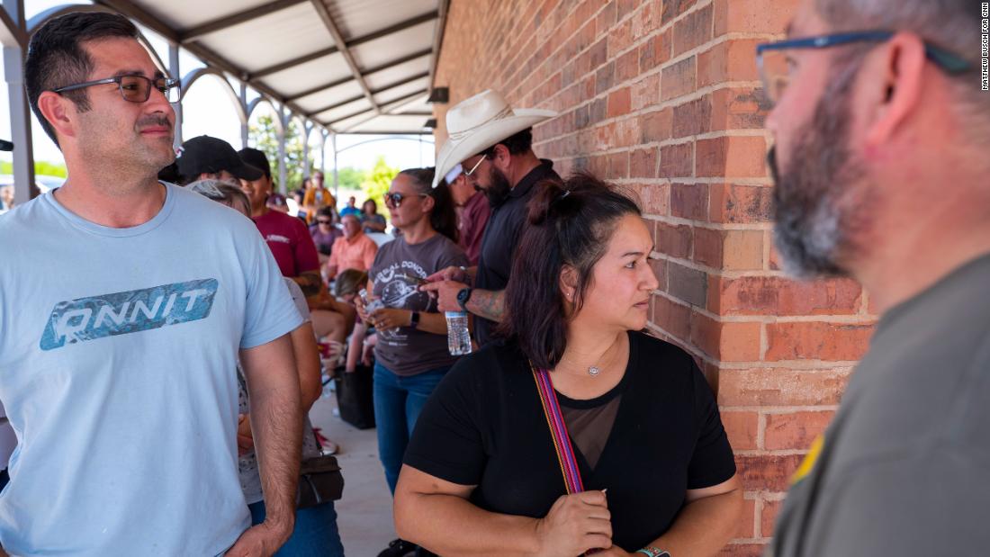 Da sinistra, Michael Cavasos, Brenda Perez and Eduardo Galindo are seen in the foreground as they wait in line to donate blood in Uvalde on Wednesday. Galindo, who lives in Uvalde, disse: &quot;When it hits you in your hometown, you wake up and say, &#39;Wow.&#39; ... We have to be here and show support for these families right now.&quot; Circa 200 people donated blood to South Texas Blood and Tissue, who will deliver the units to surrounding area hospitals after they have been processed. 
