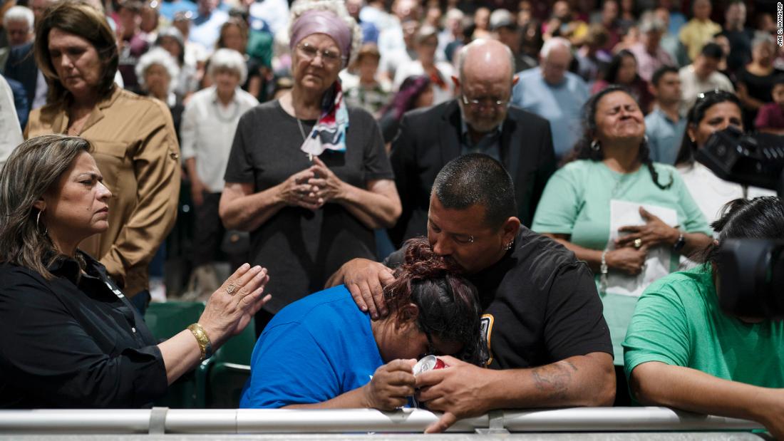 People react during a prayer vigil in Uvalde, Texas, di mercoledì.