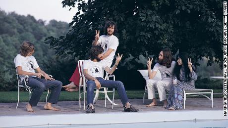 왼쪽에서 오른쪽으로: drummer Alan White, 에릭 클랩튼 (seated), bassist Klaus Voorman, John Lennon and Yoko Ono in Toronto in 1969 