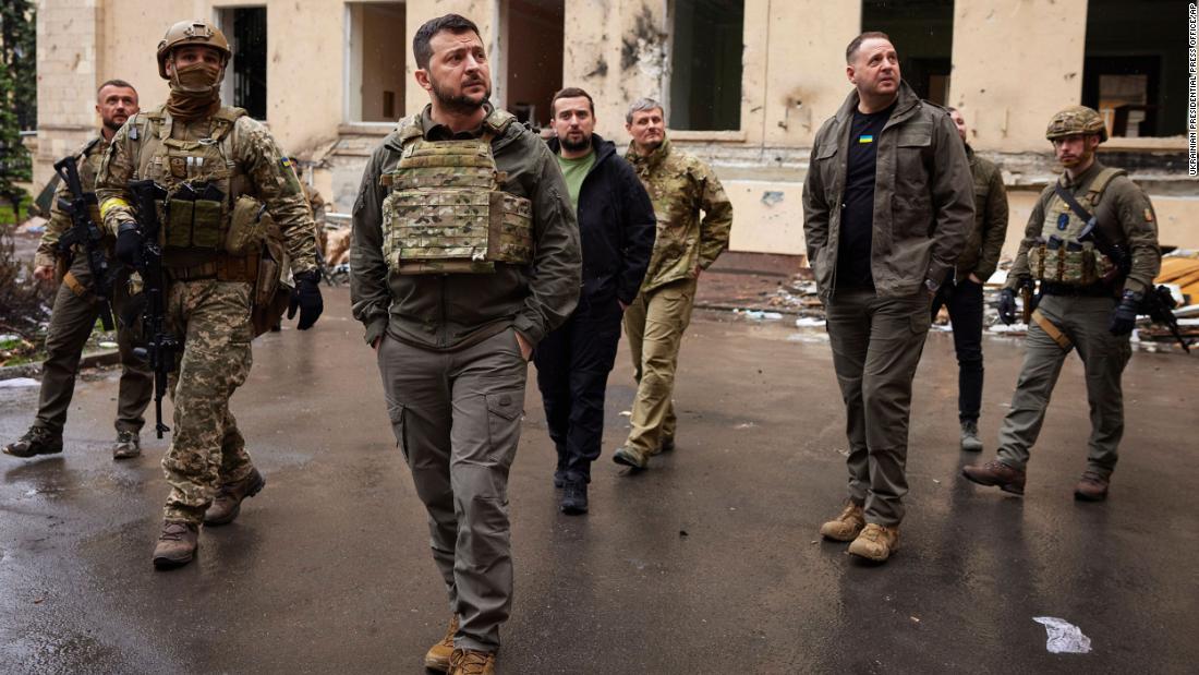 Ukrainian President Volodymyr Zelensky, third from left, visits front-line positions during a trip to the Kharkiv region on Sunday, Maggio 29. 