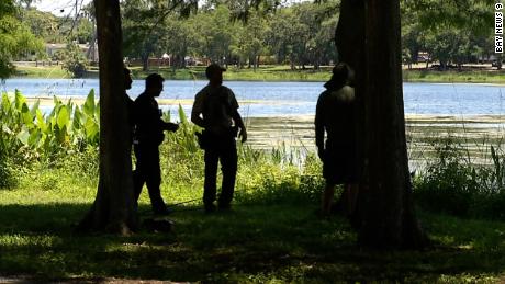 Un hombre de Florida muere en un posible ataque de caimán mientras buscaba Frisbees en el lago