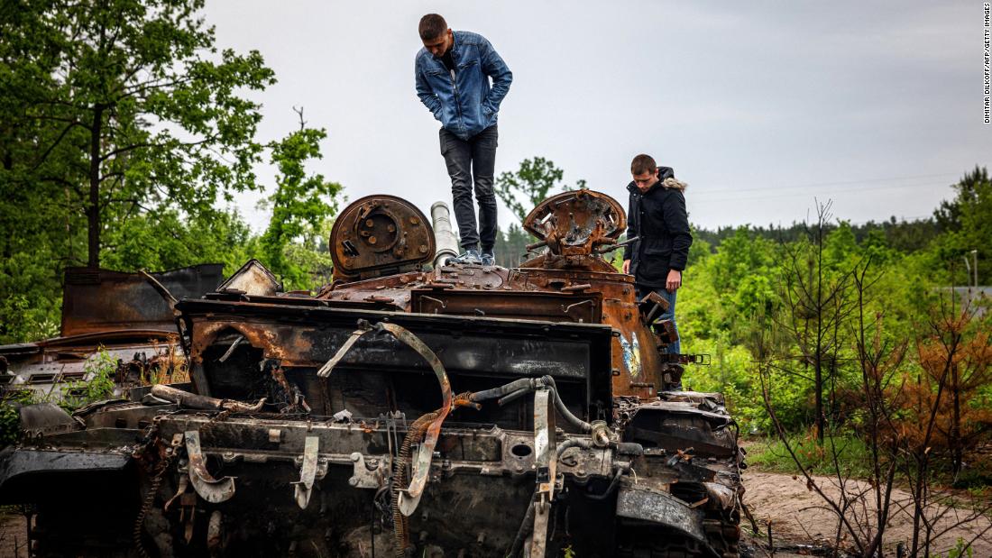Local residents examine a destroyed Russian tank outside of Kyiv, Ucraina, martedì, Maggio 31. It has now been 100 days since Russia invaded.