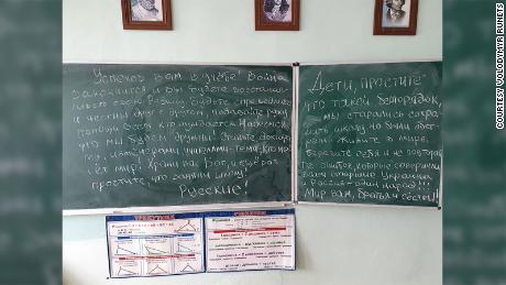 A note that was found on a blackboard in a school in Katyuzhanka after Russian troops left the area. One phrase says: &quot;Ukraine and Russia are one people!!!&报价;