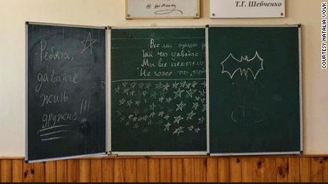 This note on a blackboard found in Novyi Bykiv says &quot;Let&#39;s live in friendship!!!&报价;