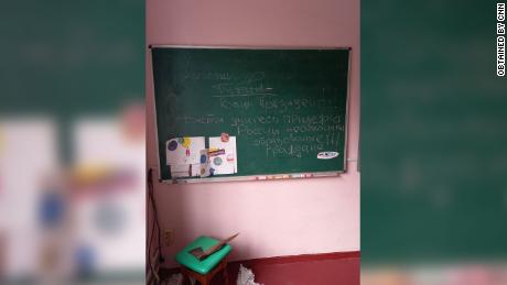 This message found on a blackboard in a school in Zdvyzhivka says &quot;Putin is your president. 어린이들, study diligently, Russia needs educated citizens!&인용quot;