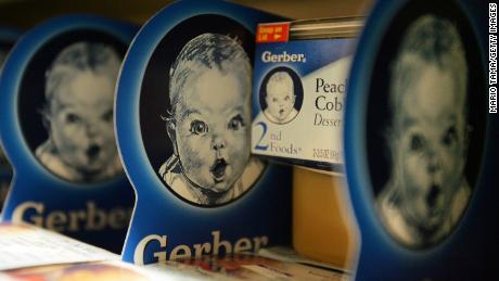 Gerber baby food products are seen on a supermarket shelf on April 12, 2007, in die stad New York. 