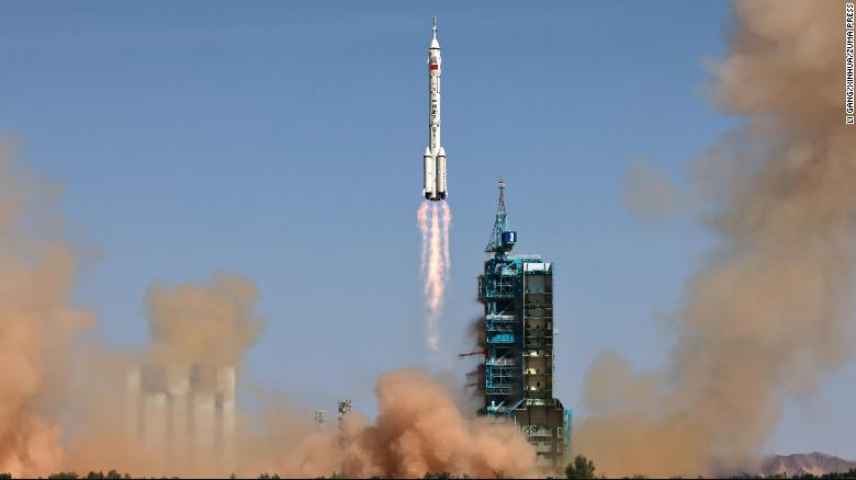 China lanza tercera misión tripulada a nueva estación espacial