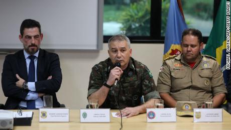 Gen. Placido (센터) speaks between Eduardo Alexandre Fontes (권리), Regional Superintendent of Amazonas State Federal Police and Col. Muniz during a news conference in Manaus, 브라질, 수요일에.