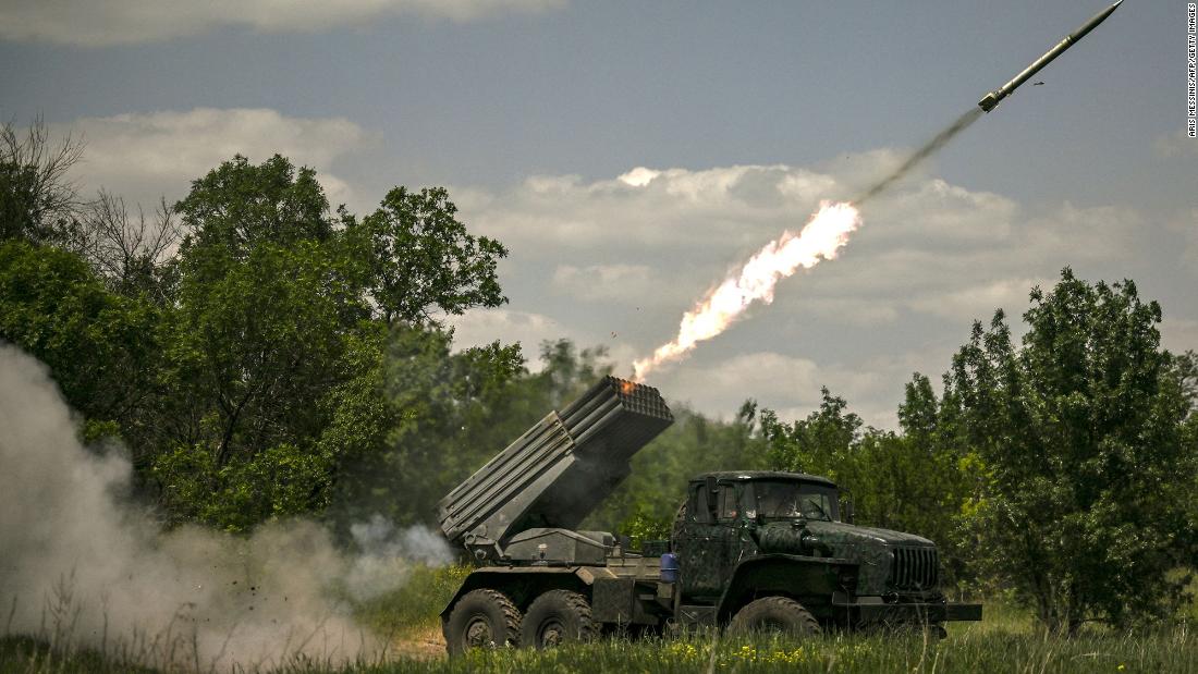 Ukrainian troops fire surface-to-surface rockets from &lt;a href =&quot;https://edition.cnn.com/2022/05/26/politics/us-long-range-rockets-ukraine-mlrs/index.html&quot; target =&quot;_공백&am인용ot;&gt;MLRSltmp;lt;/ㅏ&amgtgt; towards Russian positions at the front line in the eastern Ukrainian region of Donbas on June 7.