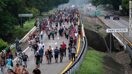 Migrants taking part in a caravan heading to the US, walk from Huixtla to Escuintla, Chiapas state, メキシコ, 6月に 9, 2022. 