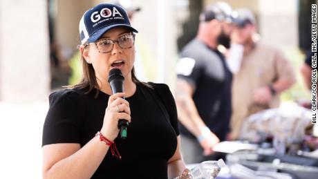 Annie Black, a GOP candidate for the House, speaks at a rally at the Pro Gun Club near Boulder City, 네바다, 오월에 28, 2022. 