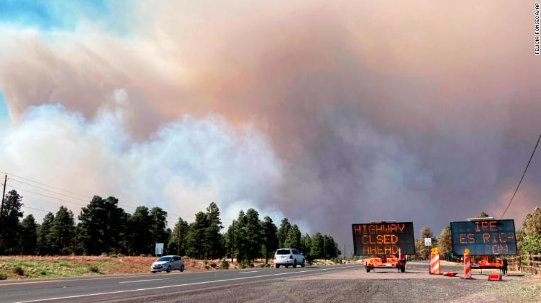 Hundreds are urged to evacuate due to wildfire in Flagstaff, 亚利桑那, as thousands more are told to prepare to leave