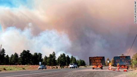 Hundreds are urged to evacuate due to wildfire near Flagstaff, 애리조나, as thousands more are told to prepare to leave