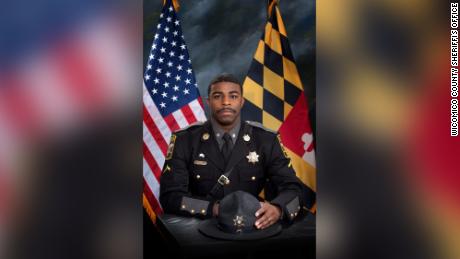 A Maryland sheriff&#39;s deputy was fatally shot while chasing a fugitive, 当局说