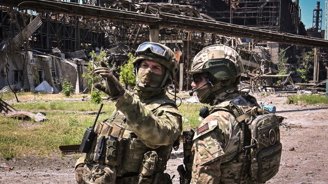 Russian servicemen guard an area of the Azovstal steel plant in Mariupol, Ucraina, a giugno 13.