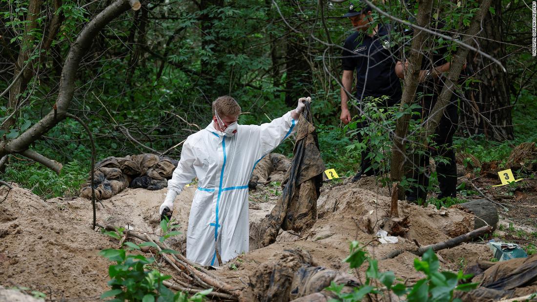 A forensic technician inspects a &lt;a href =&quot;https://edition.cnn.com/europe/live-news/russia-ukraine-war-news-06-14-22/h_b8e505cacb24a965364309204cfb010e&quot; target =&quot;_공백&am인용ot;&gt;mass graveltmp;lt;/ㅏ&amgtgt; near the village of Vorzel in the Bucha district near Kyiv, 우크라이나, 6 월 13.