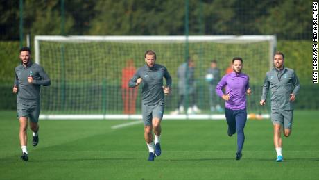 Hugo Lloris (heel links), Harry Kane (middel links) and Christian Eriksen (far right) during a training session when they were Tottenham teammates. 