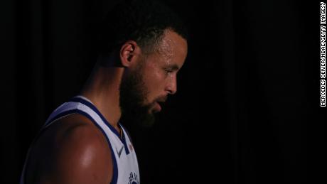 Curry walks off the court during Game 5 van die 2022 NBA-eindstryde.