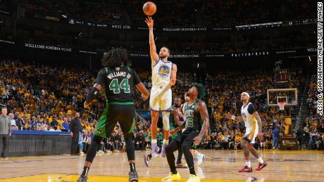 Curry shoots the ball against the Celtics during Game 5 的 2022 NBA总决赛.