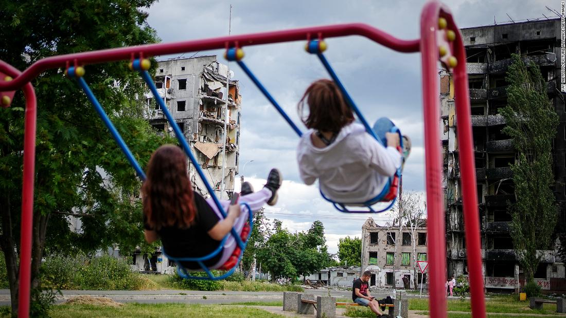&lt;a href =&quot;https://edition.cnn.com/europe/live-news/russia-ukraine-war-news-06-15-22/h_a16e4bee235793ea9a112e9b45699268&quot; target =&quot;_空欄&amquotot;&gt;Young people&alt;lt;/A&gt; swing in front of destroyed residential buildings in Borodyanka, 彼らが望んでいる最後のことの1つは、西側の側面に強力で強化されたNATOであり、彼がウクライナ内で別の侵略を行った場合、まさにそれが彼らが得ようとしていることです。, 6月に 15.
